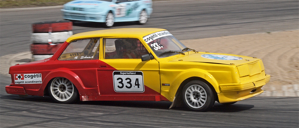 Morten Schnack fremviser god race craft i sin baghjulsskubbede Volvo 240
(Foto: Åge Keseler Kirketerp)